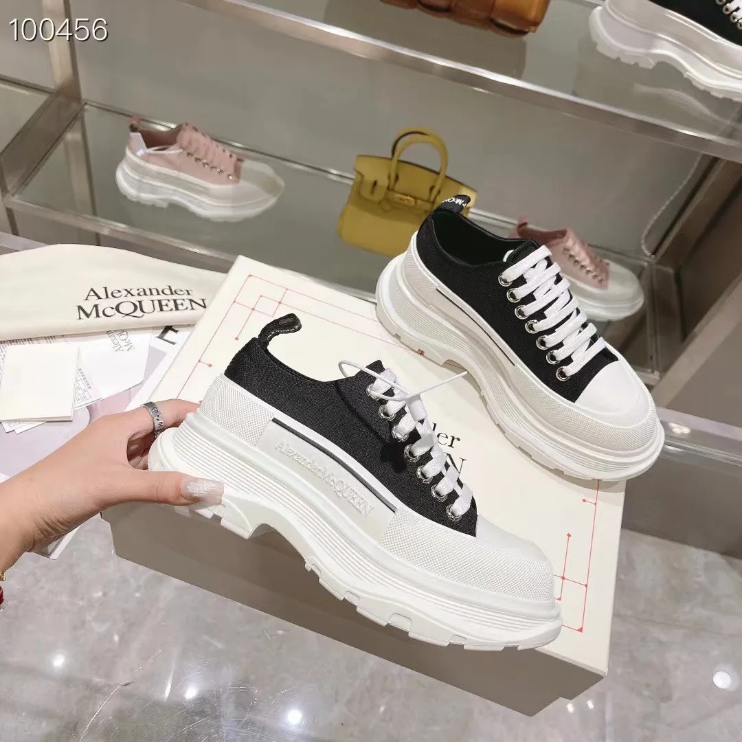 👟👟Ex-factory price 580👟👟 The latest version of Alexander McQueen's men's and women's couple's model is a hot item👑Purchase version original version 1:1 Fabric: Original imported waterproof canvas Lining: Imported water-resistant sheepskin, strong, stain-resistant and breathable. Insole: Imported silk lining Outsole: TPU multi-layer original combination sole (not the ordinary sole on the market) Packaging: Comes with original shoe box, cloth bag, certificate card Code number: 34-45